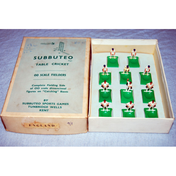 Subbuteo TC-A and TC-B Cricket Fielding Team with Batsmen - England (1960's)